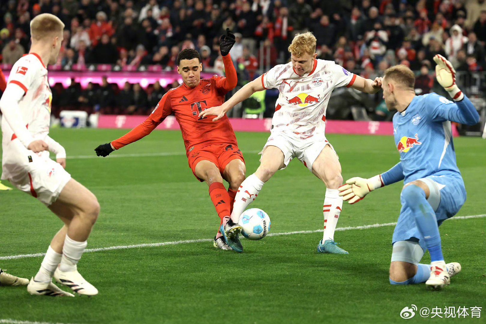 C7娱乐app-莱比锡红牛前锋状态火爆，成为关键进球功臣