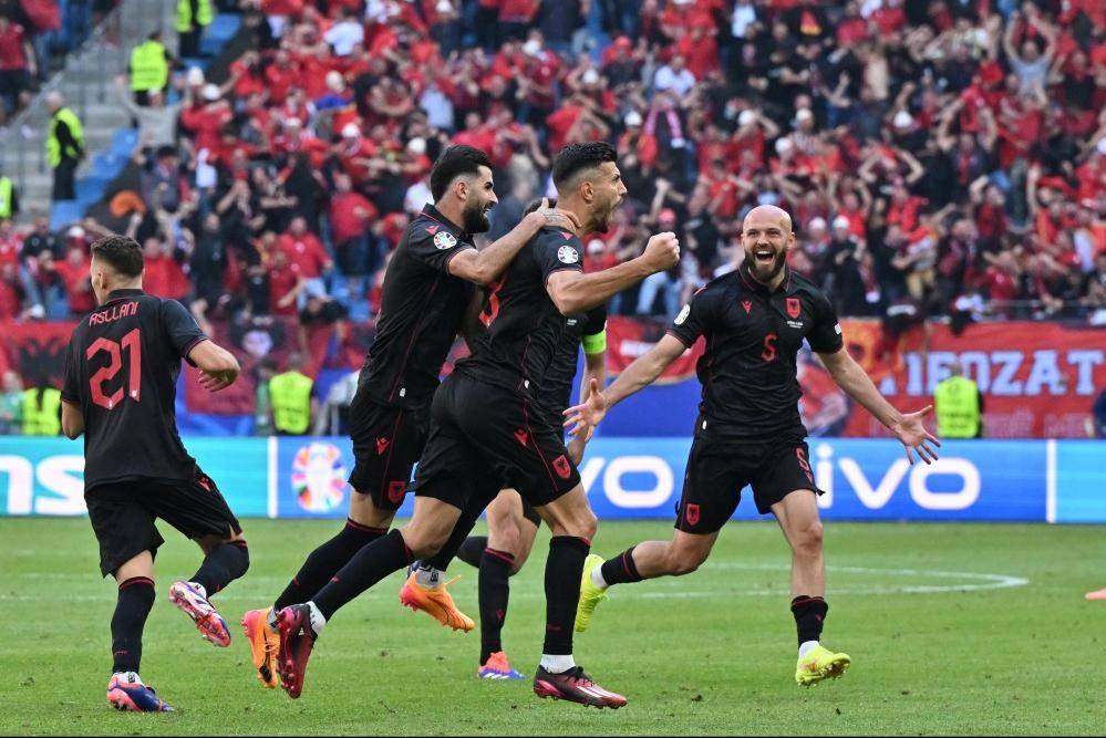 包含英勇斗志！欧洲预选赛激励球队团结拼搏的词条