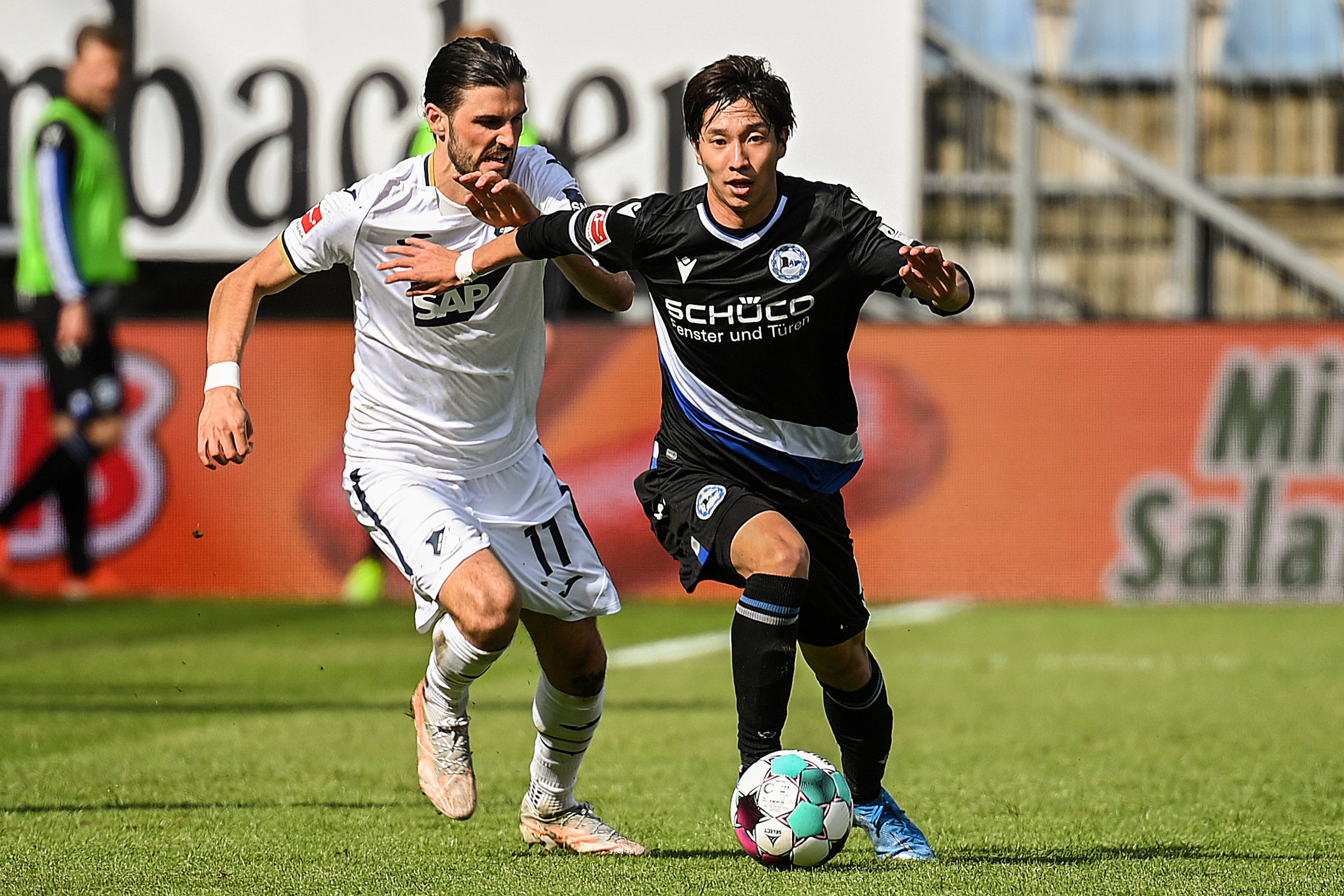 关于柏林赫塔赢得激动人心的比赛，球迷欢欣鼓舞的信息