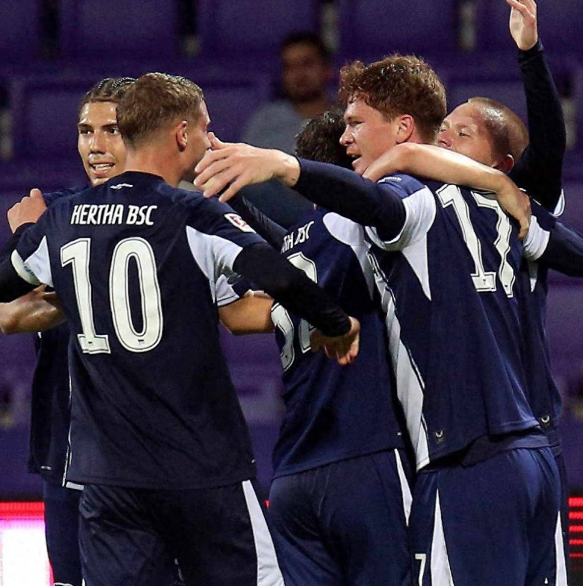 关于柏林赫塔赢得激动人心的比赛，球迷欢欣鼓舞的信息